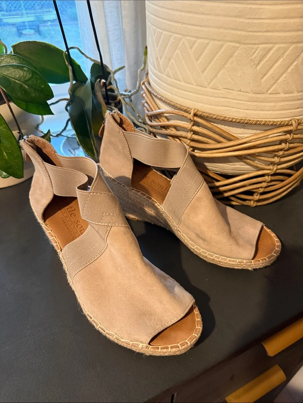 Gentle Souls by Kenneth Cole Colleen Wedge Espardrille Sandals. 7